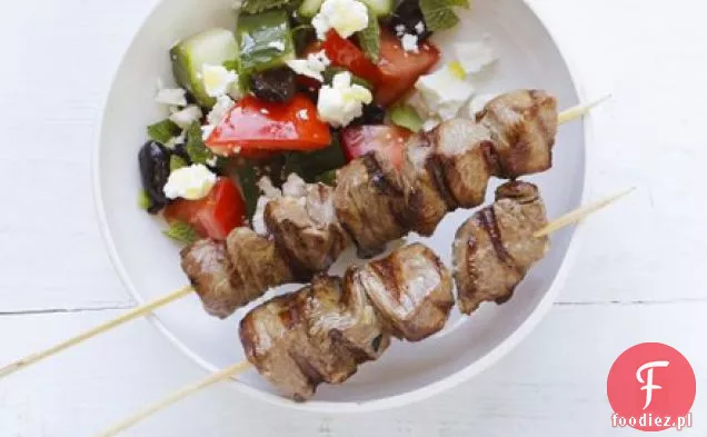 Kebaby z jagnięciny i sałatka grecka
