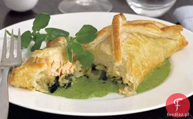 Łosoś i koper włoski en croute z sosem rukolowym