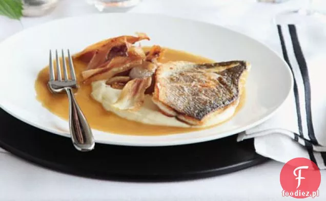 Pieczony filet z okonia morskiego z przecierem pasternakowym i karmelizowanym czosnkiem