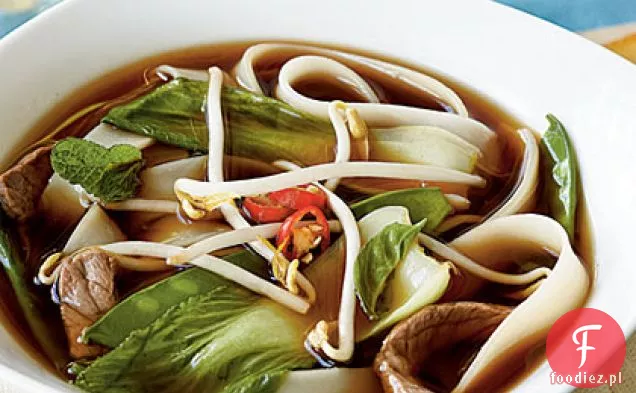 Wietnamska zupa wołowo-makaronowa z azjatycką zielenią