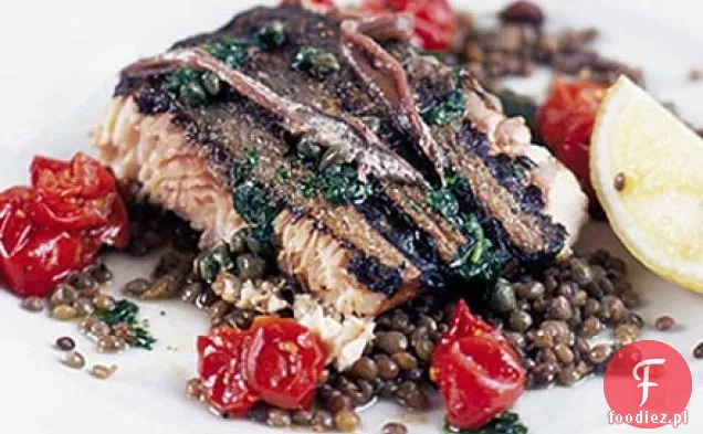 Grillowany łosoś z anchois, kaparami i soczewicą