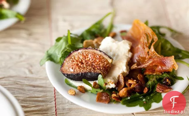 Rukola z figami Bruléed, ricottą, Prosciutto i wędzonym marcepanem