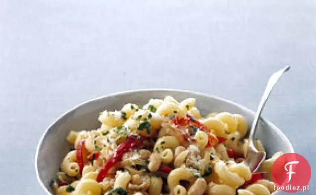 Cavatappi z białą fasolą i złotą cebulą