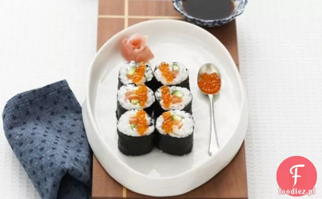 Roladki sushi z łososiem i ogórkiem