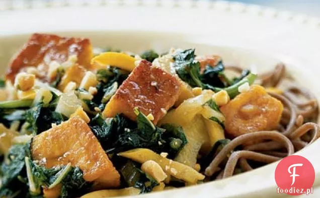 Smażone tofu i wiosenne warzywa z sosem orzechowym