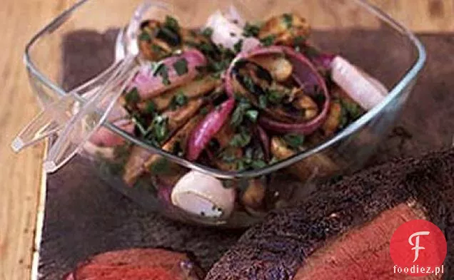 Grillowana sałatka z czerwonej cebuli i ziemniaków