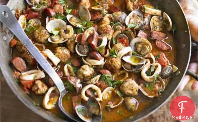 Hiszpańskie klopsiki z małżami, chorizo i kałamarnicą