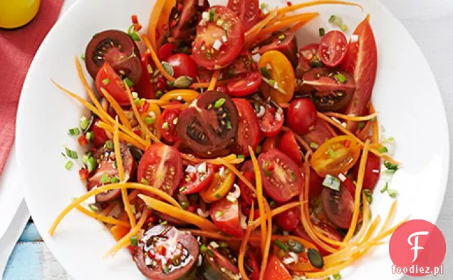 Późna letnia sałatka z pomidorów i marchwi