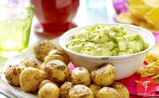 Dip z awokado i cytrusów z pikantnymi spuds i chipsami tortilla
