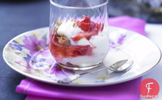 Jogurtowe parfaity z pokruszonymi truskawkami i amaretti