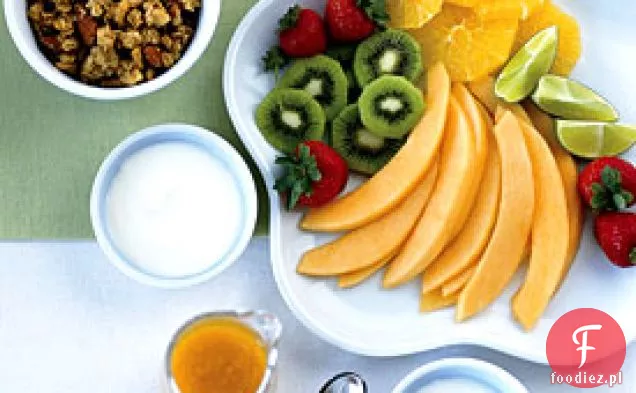 Półmisek świeżych owoców z sosem imbirowo-Mango