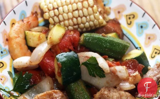 Grill inspirowany Cajun z letnimi warzywami, krewetkami, kiełbasą i sumami