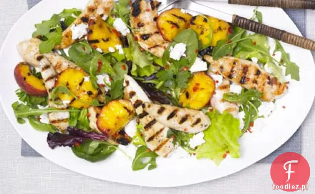 Grillowana sałatka z brzoskwiniami, kurczakiem i fetą