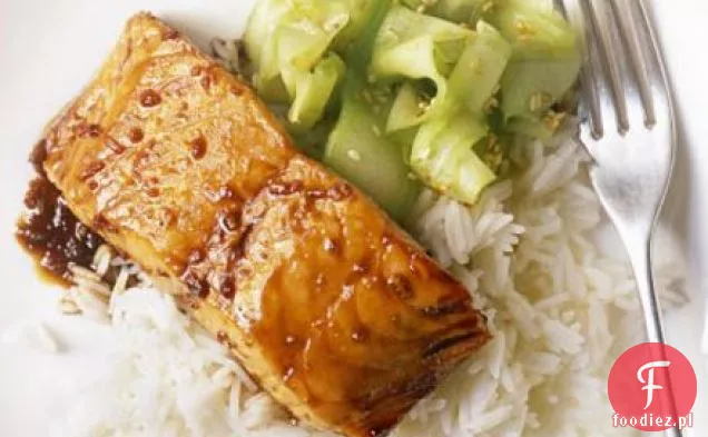 Grillowany łosoś teriyaki z sałatką ogórkową
