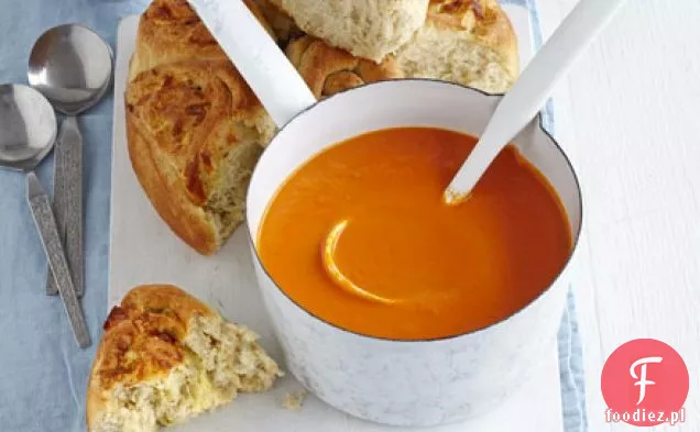 Zupa pomidorowa z łezką i dzielonym chlebem serowym