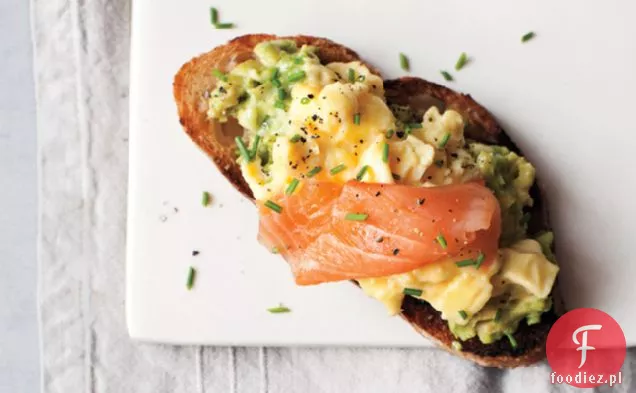 Jajecznica, Awokado I Wędzony Łosoś Na Grzance