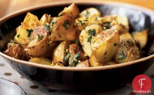 Garlicky pieczone ziemniaki z ziołami