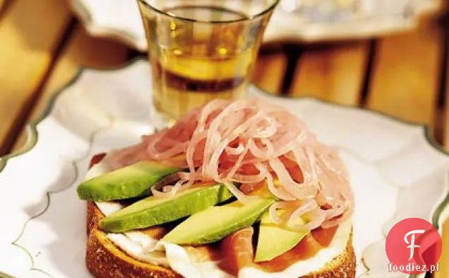 Awokado, czerwona cebula i kanapki Prosciutto