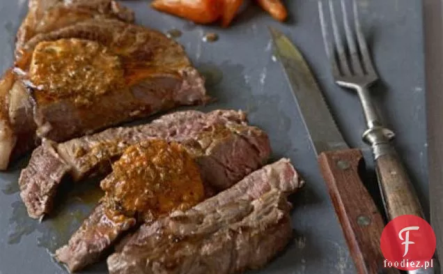 Polędwica z przyprawionym masłem, sałatka z szalotki, pieczona marchewka i zacieru