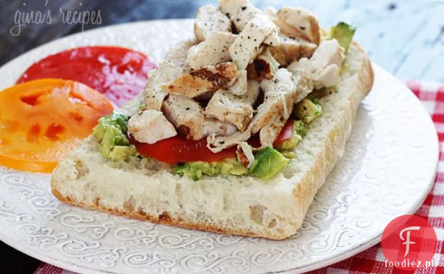 Grillowana Kanapka Z Kurczakiem Z Awokado I Pomidorem