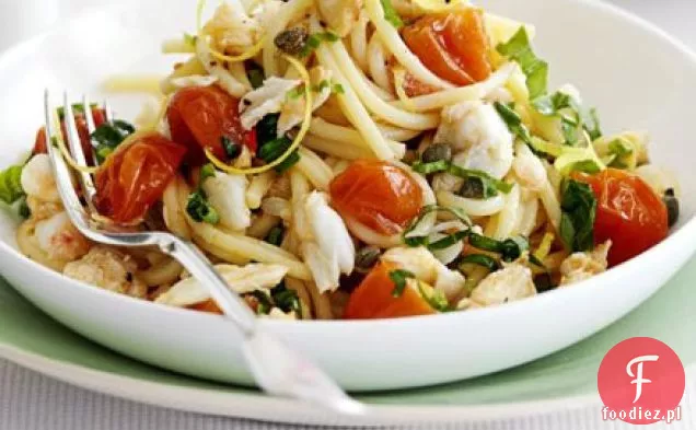 Spaghetti z krabem, pomidorkami koktajlowymi i bazylią