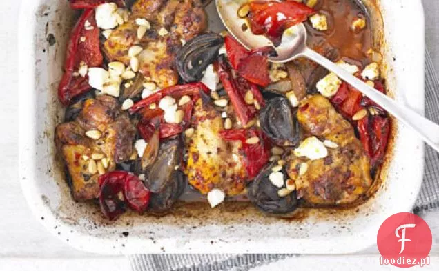 Harissa kurczak traybake z papryką i fetą