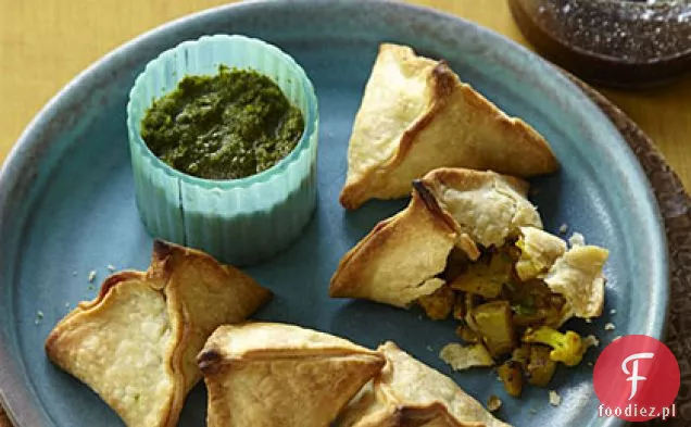 Przyprawione ziemniaki i kalafior Samosas z dwoma Chutneys