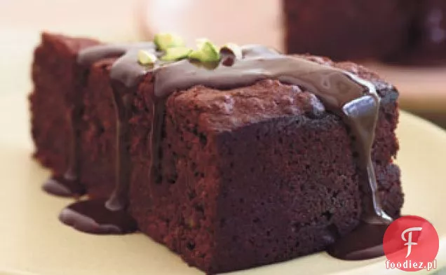Tort czekoladowo-pistacjowy z ciepłym Ganache czekoladowym