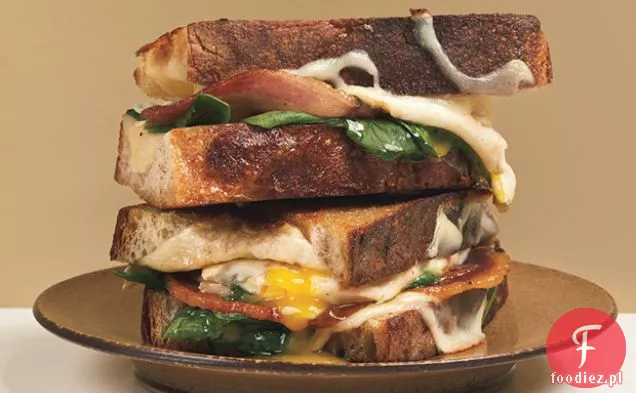 Kanapki z grillowanym serem i smażonym jajkiem