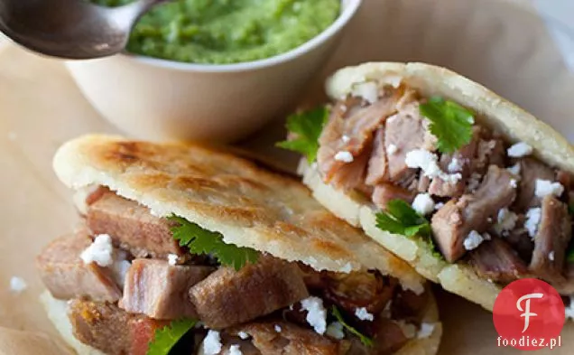 Arepas Wypełnione Carnitas I Guasacaca