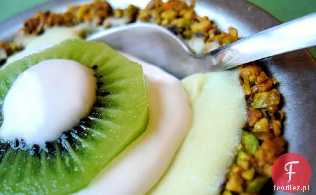 Ciasto z awokado i limonki z kremem kokosowym i skórką pistacjową