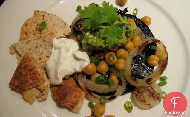 Stek Z Pieczarek Portobello Z Fasolą Garbanzo I Salsą Z Awokado