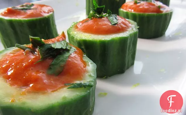 Bezglutenowe wegańskie pieczone filiżanki czerwonej papryki