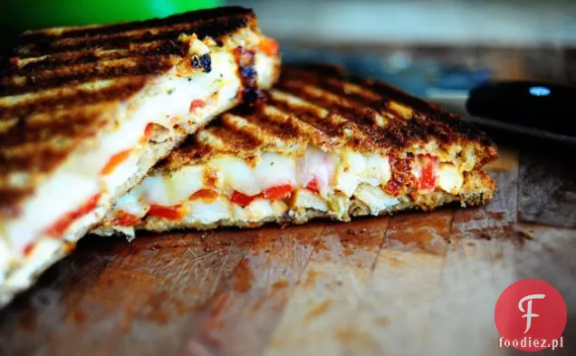Grillowany kurczak i pieczona czerwona papryka Panini