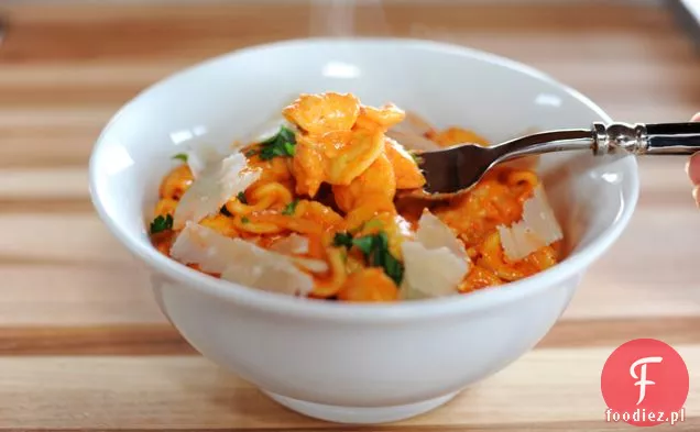 Makaron z pieczonym sosem z czerwonej papryki