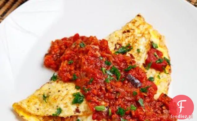 Włoska kiełbasa i pieczony omlet z czerwonej papryki z sosem Marinara