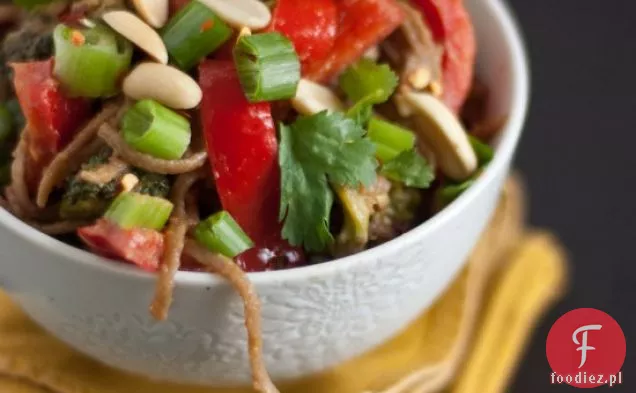 Makaron Orzechowy Soba Z Brokułami I Czerwoną Papryką