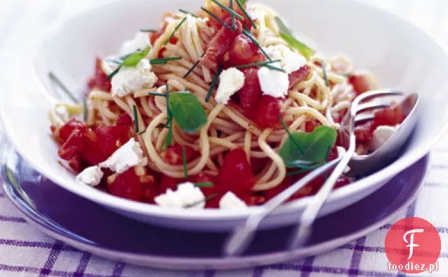 Spaghetti z 5-minutowym sosem pomidorowym