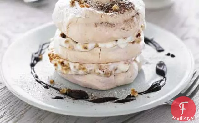 Bezy orzechowe z orzechowym sosem pralinowo-czekoladowym