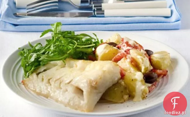 Grillowana ryba z nowymi ziemniakami, czerwoną papryką i sałatką z oliwek