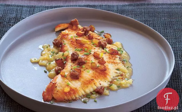 Smażony filet z łyżwy z karmelizowanymi jabłkami i wątróbką drobiową