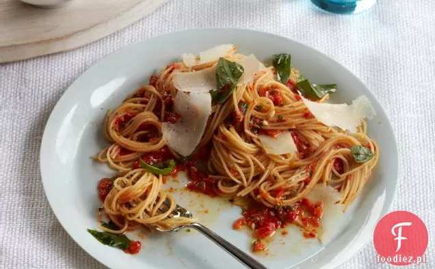 Makaron Angel Hair z Pesto z czerwonej papryki i bazylią