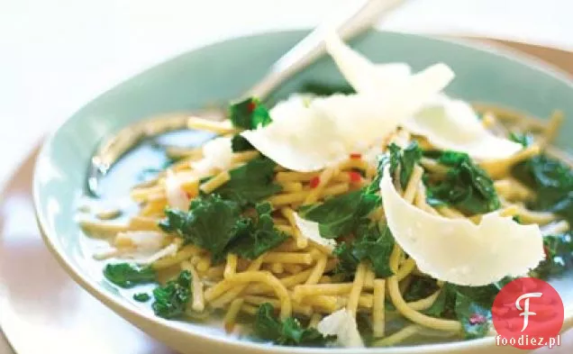 Zupa makaronowa pełnoziarnista z zieleniną i parmezanem