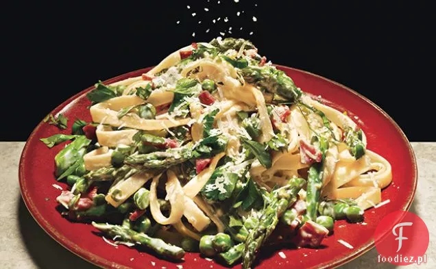 Fettucine z groszkiem, szparagami i pancettą