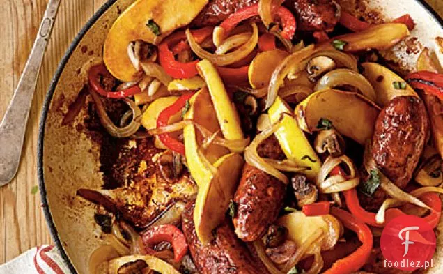 Kiełbaski pieczone na patelni z jabłkami, cebulą i szałwią