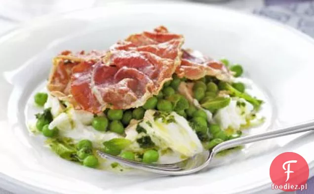 Chrupiąca sałatka prosciutto, grochowa i mozzarella z miętą vinaigrette