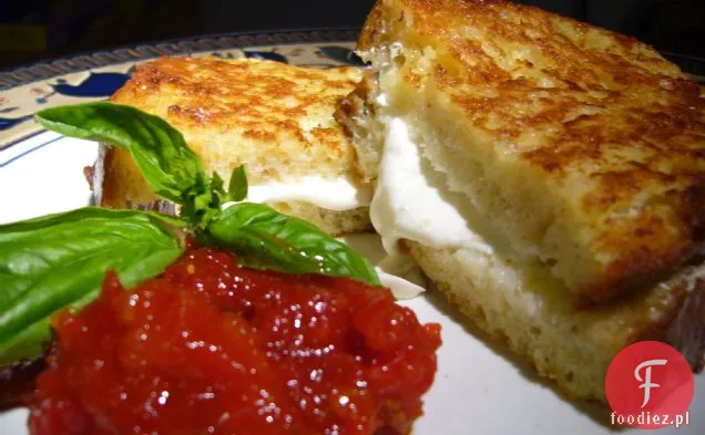 Mozzarella W Carrozzie Z Suszonymi Pomidorami I Pieczonym Czerwonym Pep