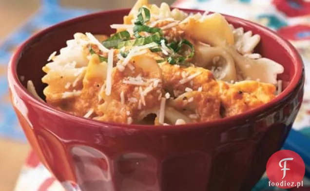 Makaron muszkatołowy z pieczoną czerwoną papryką i sosem śmietanowym