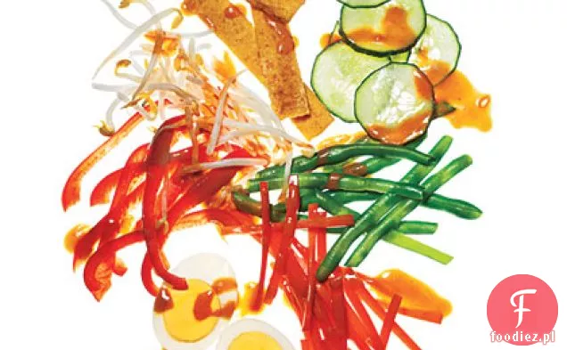 Indonezyjska sałatka jarzynowa z sosem orzechowym