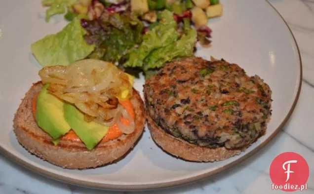 Burgery Z Czarnej Fasoli Z Sosem Dymnym Z Czerwonej Papryki